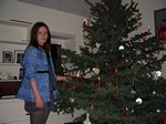 Karin und unser Weihnachtsbaum. 2009-12-24 19:14:20