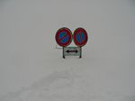 Die Faszination des Halteverbots in einem verschneiten Alpendorf. 2008-11-24 16:43:05