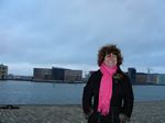 Annette vor der Hafenkulisse in Islands Brygge (Kopenhagen).