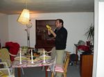 Thomas dekoriert die Tafel
